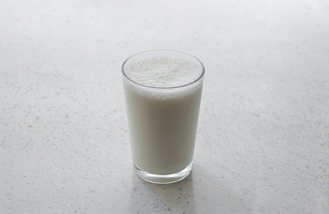 Además de calcio, la leche tiene otras sales minerales que vendrán bien para recuperarse del esfuerzo físico. ©Unsplash